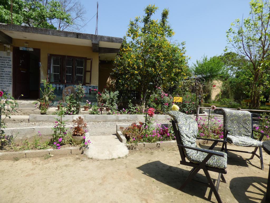 Chitwan Gaida Lodge Sauraha Esterno foto
