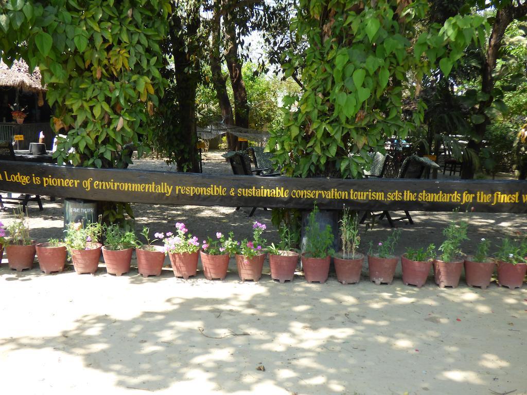 Chitwan Gaida Lodge Sauraha Esterno foto