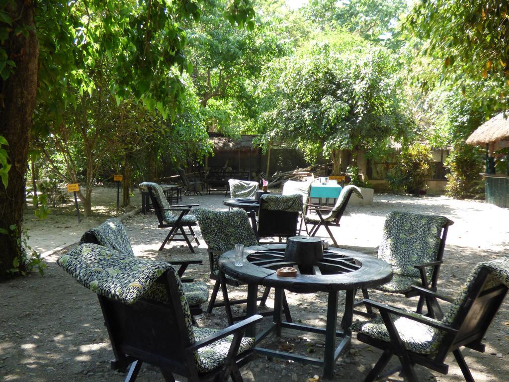 Chitwan Gaida Lodge Sauraha Esterno foto