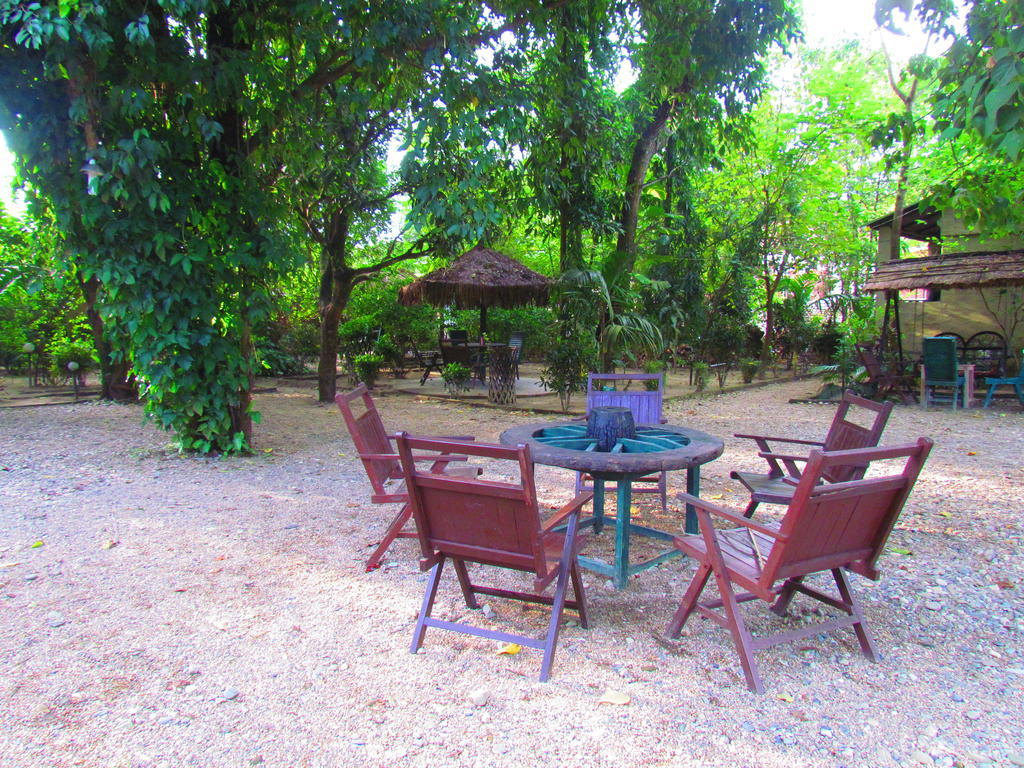 Chitwan Gaida Lodge Sauraha Esterno foto