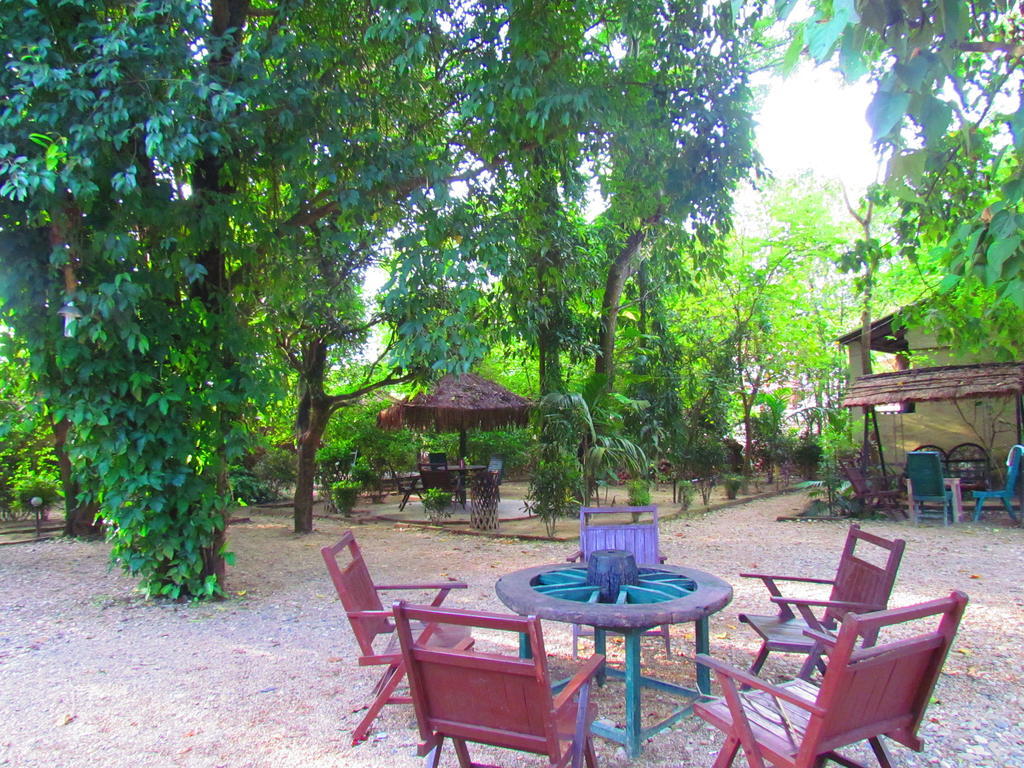 Chitwan Gaida Lodge Sauraha Esterno foto