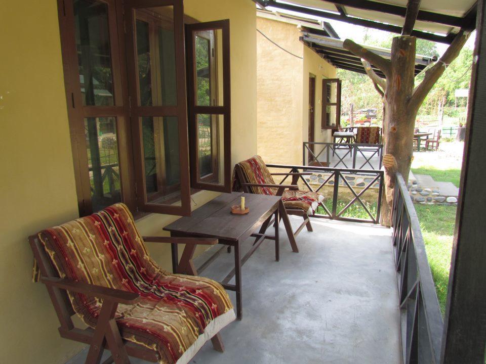 Chitwan Gaida Lodge Sauraha Esterno foto
