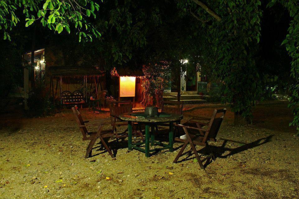 Chitwan Gaida Lodge Sauraha Esterno foto