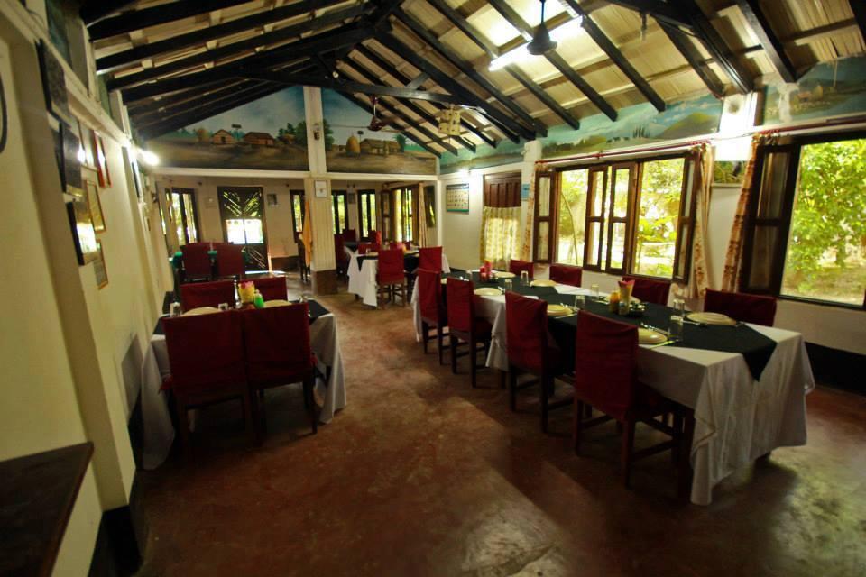 Chitwan Gaida Lodge Sauraha Esterno foto